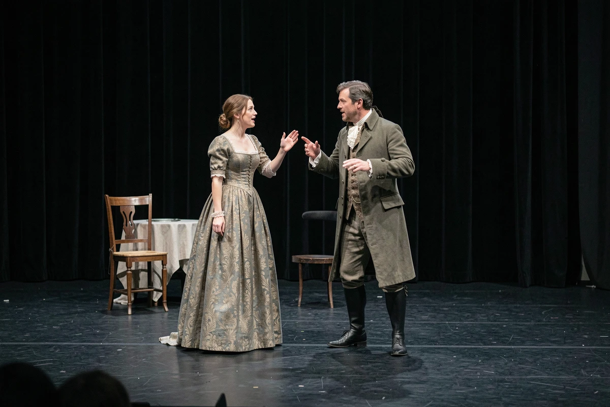 Deux acteurs en costume classique interprétant une scène sur une scène de théâtre minimaliste